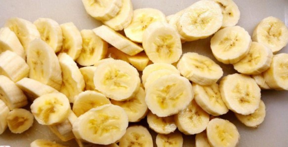 cat-chuoi-lam-banh làm bánh chuối hấp bột mì