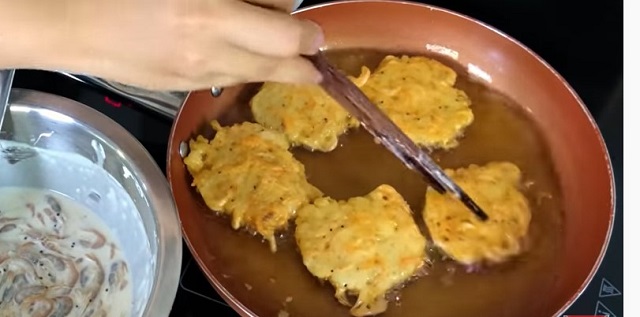 Chiên tép với bột cho tới khi vànɡ ɡiòn thì vớt ra