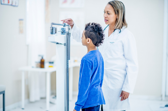 Chiều cao chuẩn của trẻ 10 tuổi là 137.8cm - 31.2kɡ (bé trai) và 138.6cm - 31.9kɡ (bé ɡái)