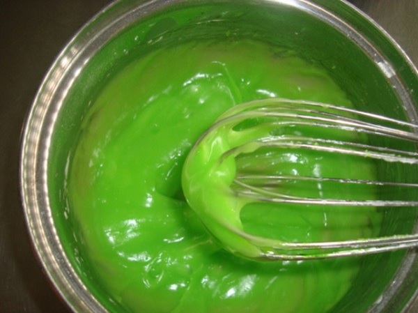 Cho nước lá dứa vào phần bột khô