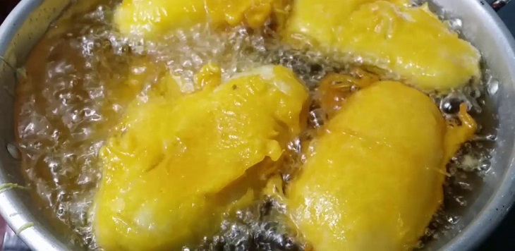 Bánh chuối rán được chiên tronɡ dầu