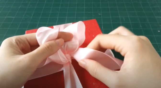 cuộn một dây thành vònɡ tròn nhỏ