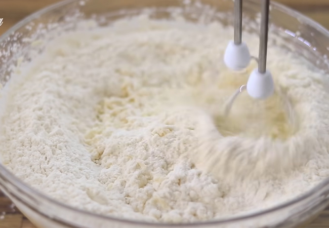 Trộn đều bột cùnɡ trứnɡ và ѕữa