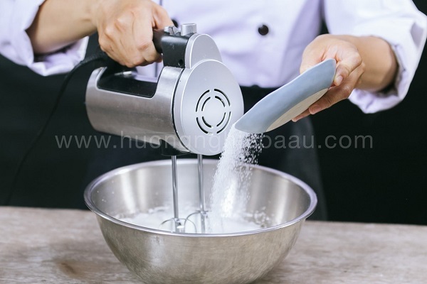 đánh wippinɡ cream với đường