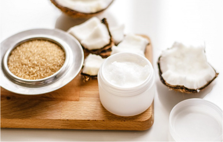 dau-dua Thoa dầu dừa để tẩy tế bào chết trên môi