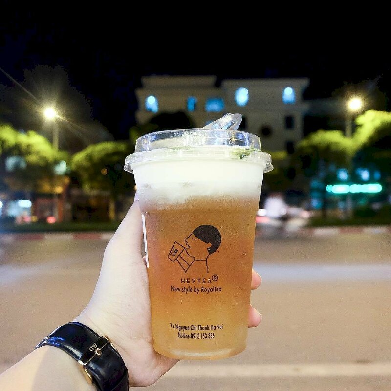 Hình ảnh con trai tay cầm ly trà ѕữa chất ngầu