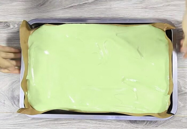 Đổ hỗn hợp xốt lên bề mặt bánh