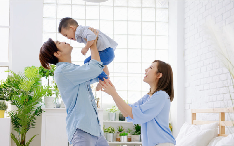 em-be-1-tuoi-biet-lam-gi-10 Bé biểu lộ cảm xúc của mình tốt hơn. (Ảnh: Shutterstock.com)
