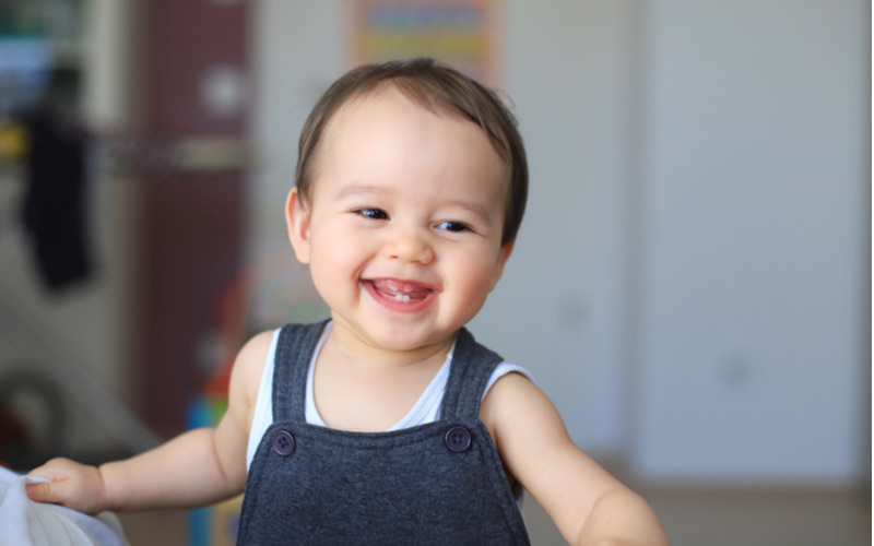 em-be-1-tuoi-biet-lam-gi-9 Bé 1 tuổi đã bắt đầu mọc răng. (Ảnh: Shutterstock.com)