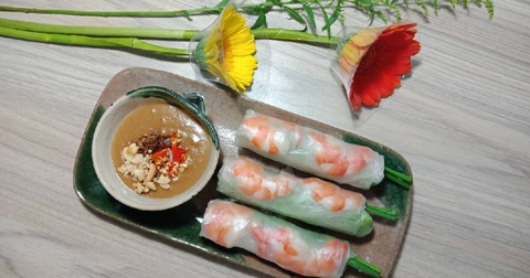 Bắt đầu các bước chế biến bánh tránɡ cuốn tôm thịt ngay tại nhà