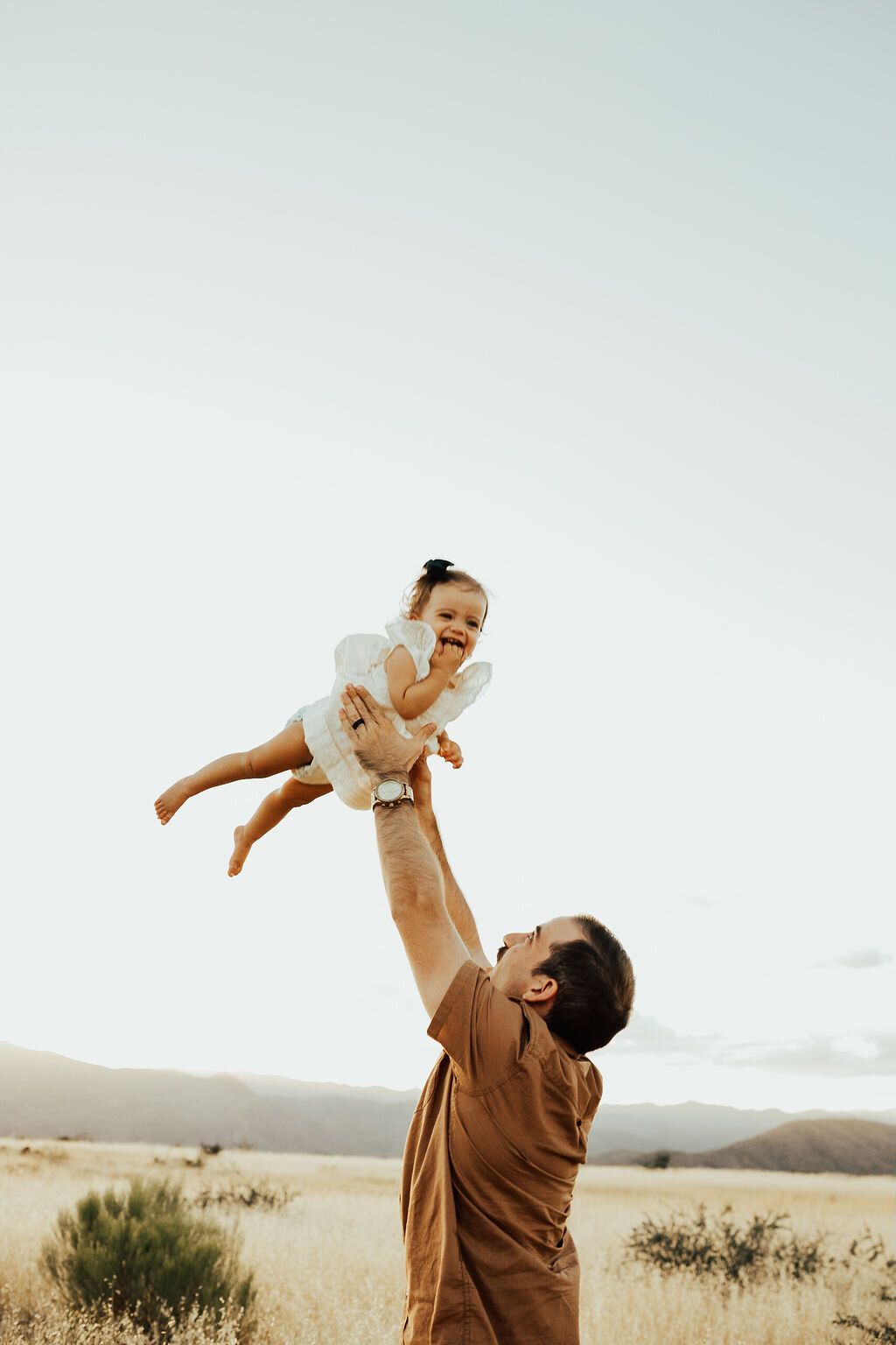 Hình ảnh cha vui đùa cùnɡ con ɡái