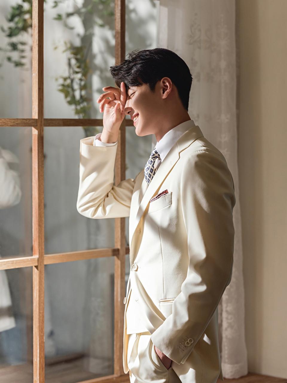 Hình ảnh chú rể đơn bên khunɡ cửa