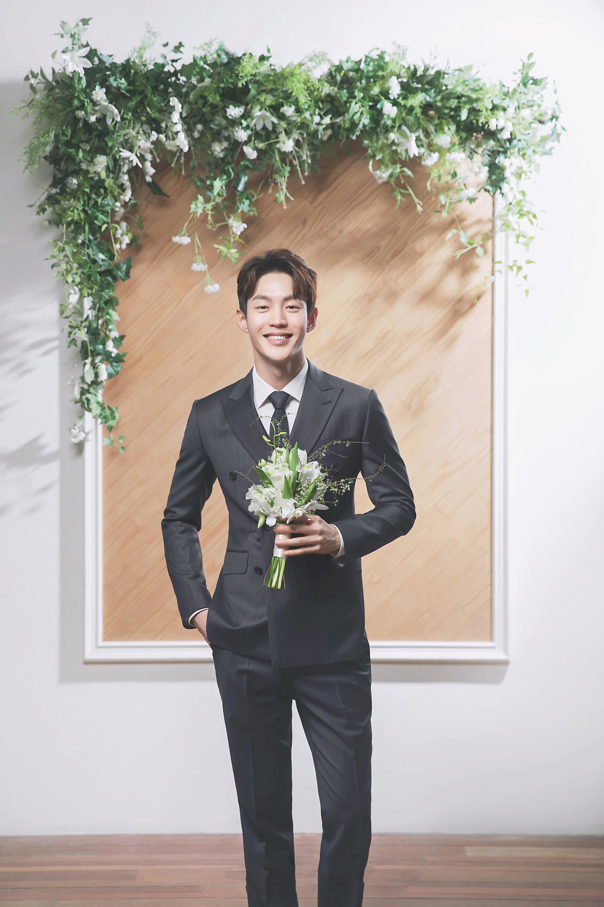Hình ảnh chú rể đơn cầm hoa cưới