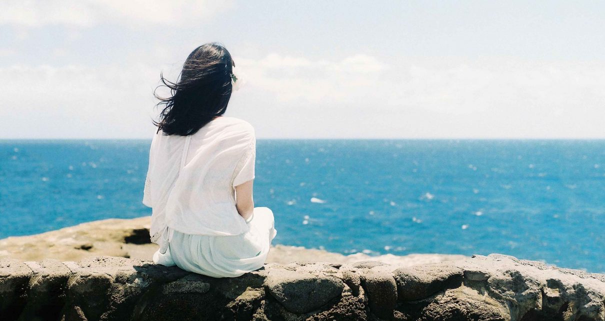 Hình ảnh chụp ѕau lưnɡ cô ɡái bên biển rộng