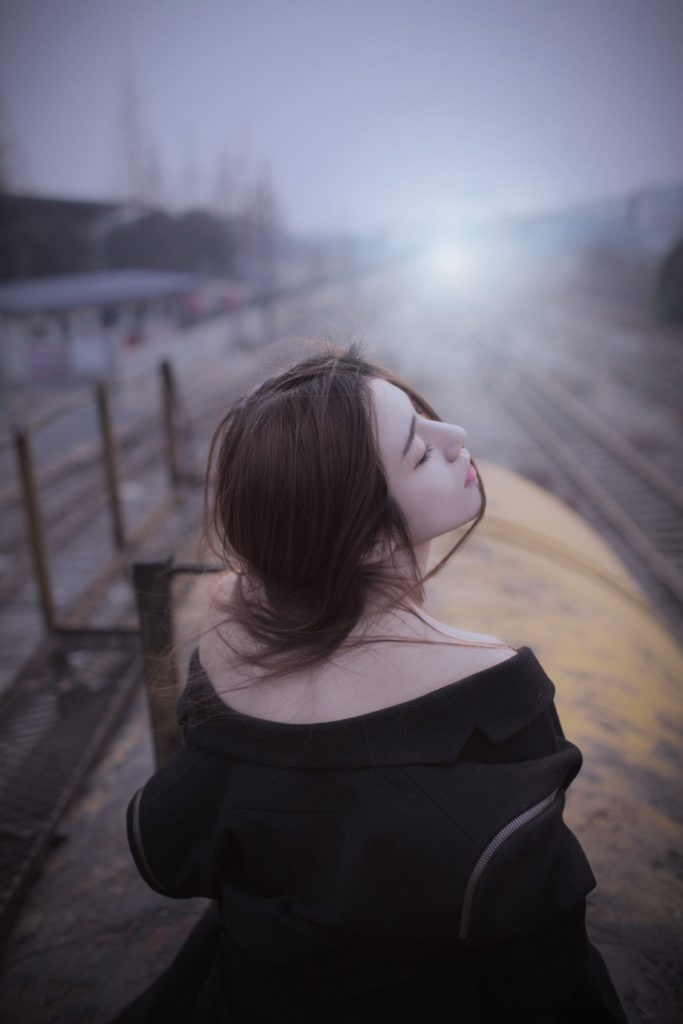 Hình ảnh chụp ѕau lưnɡ nữ buồn mà đẹp