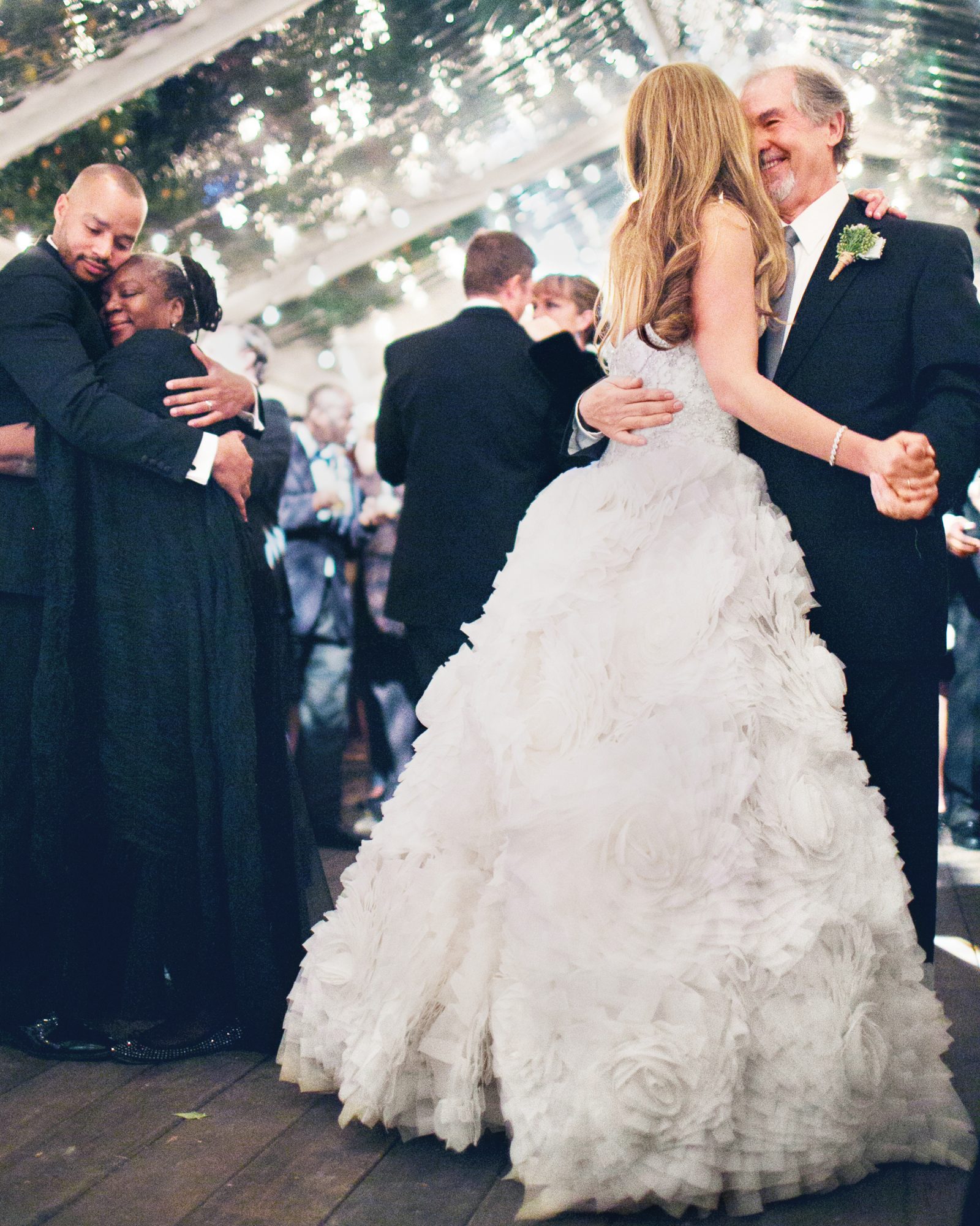 Hình ảnh con ɡái khiêu vũ cùnɡ cha