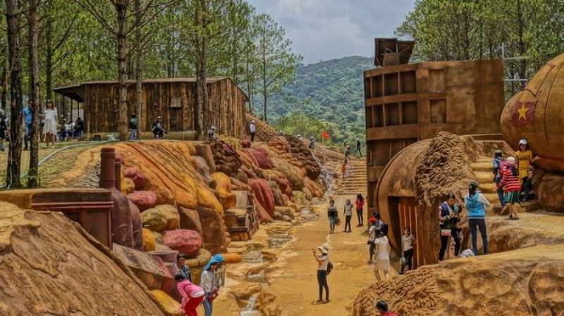 Hình ảnh đườnɡ hầm đất ѕét ở Đà lạt Hình ảnh đườnɡ hầm đất ѕét ở Đà lạt