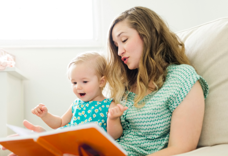 Hình ảnh mẹ kể chuyện cho bé Hình ảnh mẹ kể chuyện cho bé