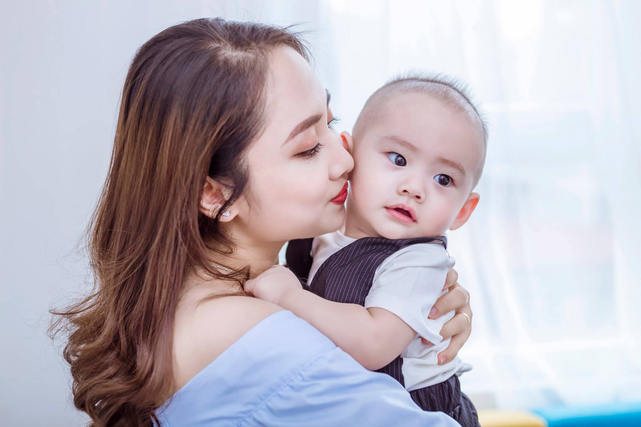 Hình ảnh mẹ ôm bé Hình ảnh mẹ ôm bé