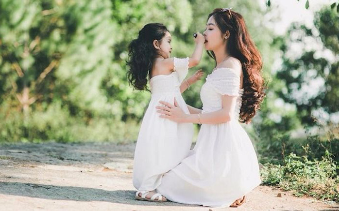 Hình ảnh mẹ và bé âu yếm Hình ảnh mẹ và bé âu yếm