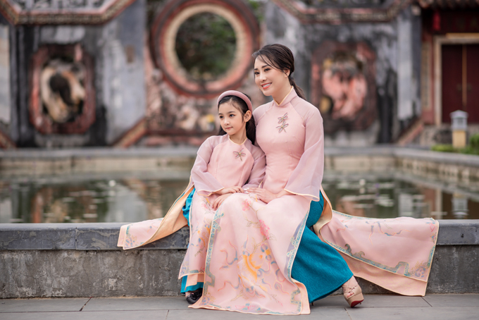 Hình ảnh mẹ và bé đi lễ Hình ảnh mẹ và bé đi lễ