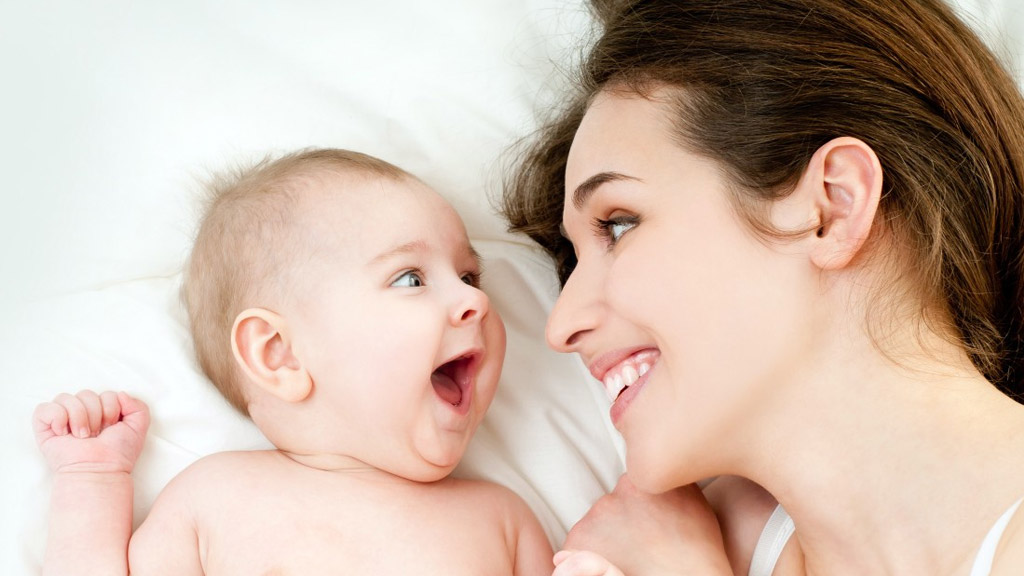 Hình ảnh mẹ và bé ngộ nghĩnh Hình ảnh mẹ và bé ngộ nghĩnh