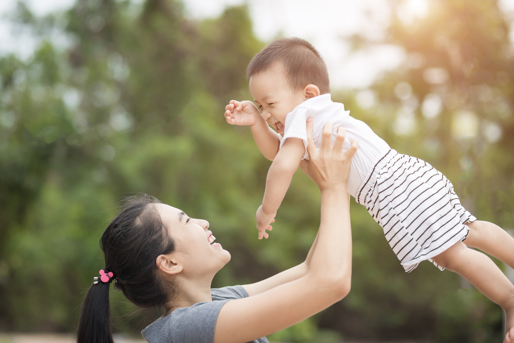 Hình ảnh mẹ và bé vui đùa Hình ảnh mẹ và bé vui đùa