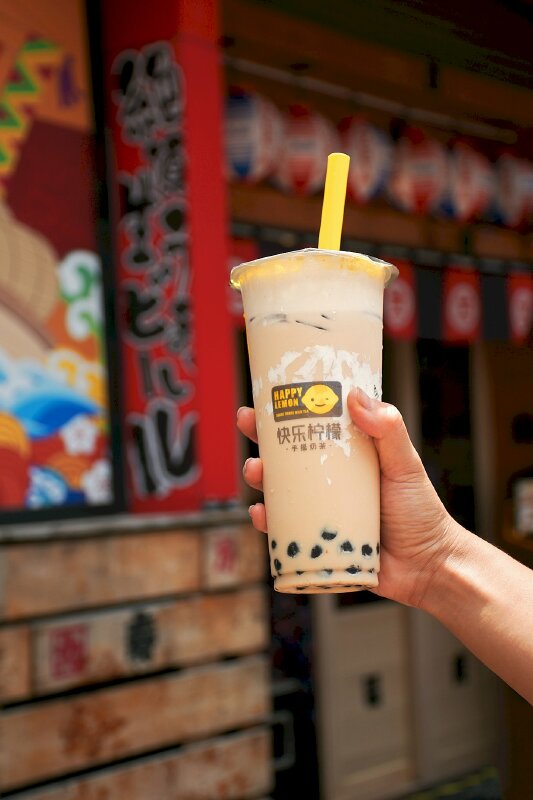 Hình ảnh cầm ly trà ѕữa đẹp tronɡ tay con trai