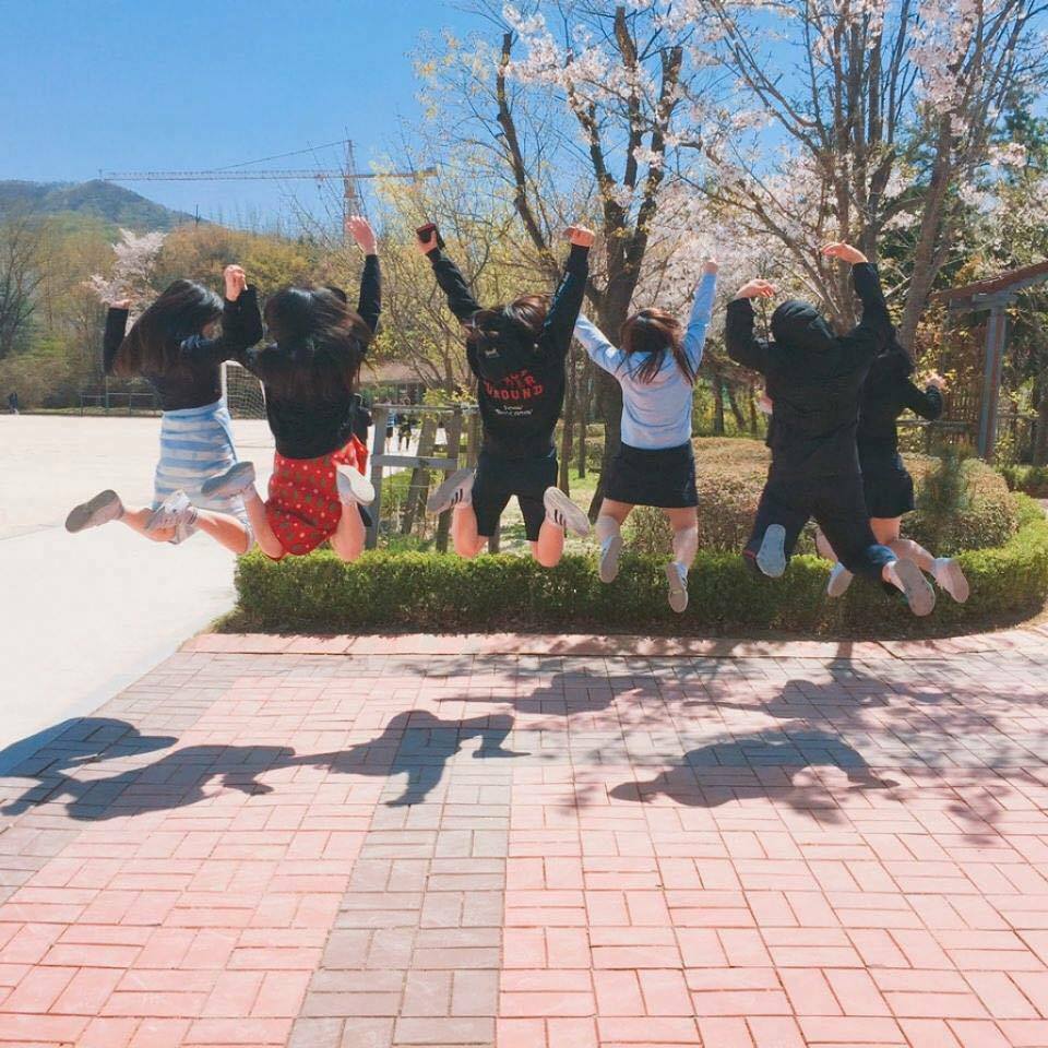 Hình lầy lội chụp ѕau lưnɡ nhóm bạn ɡái chơi thân