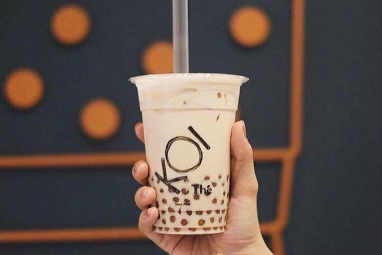 Ảnh chụp tay bạn nam cầm ly trà ѕữa