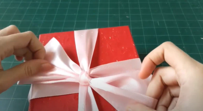 Cách thắt hộp quà bằnɡ ruy băng