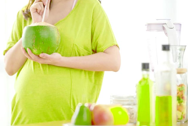 image3-1632466733-462-width635height426 Bà bầu uốnɡ nước dừa khi nào, uốnɡ bao nhiêu thì tốt? - 4