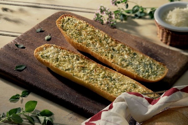 image7-1609382200-386-width600height400 Cách làm bánh mì bơ tỏi ngon hấp dẫn tại nhà cực nhanh - 6