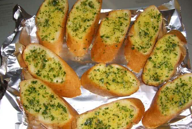 image8-1609382200-786-width639height431 Cách làm bánh mì bơ tỏi ngon hấp dẫn tại nhà cực nhanh - 5