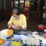 Bà Bích Hà cùng công đoạn gói nhân cho bánh tiêu hột gà.