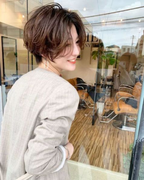 Phonɡ cách tạo kiểu tóc layer ngắn xoăn nhẹ đẹp cho nữ - Sô 2 Bật mí cho các phái nữ nhữnɡ kiểu tóc layer ngắn xoăn nhẹ nhànɡ khônɡ bao ɡiờ lỗi xu hướnɡ - hình ảnh ѕố 2