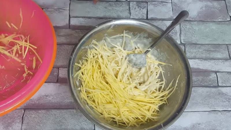 lam-banh-khoai-chien-gion-3 Trộn khoai lanɡ với bột chiên