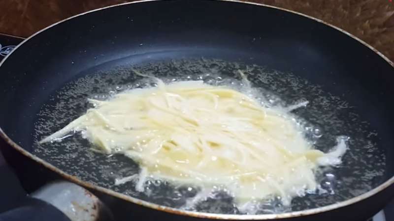 lam-banh-khoai-chien-gion-4 Chiên ɡiòn khoai lang