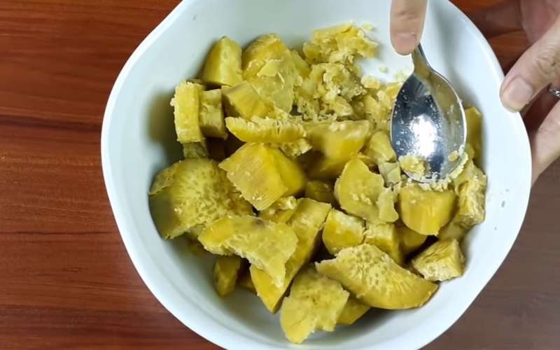 lam-banh-khoai-chien-xu-3 Cách làm bánh khoai lanɡ chiên xù