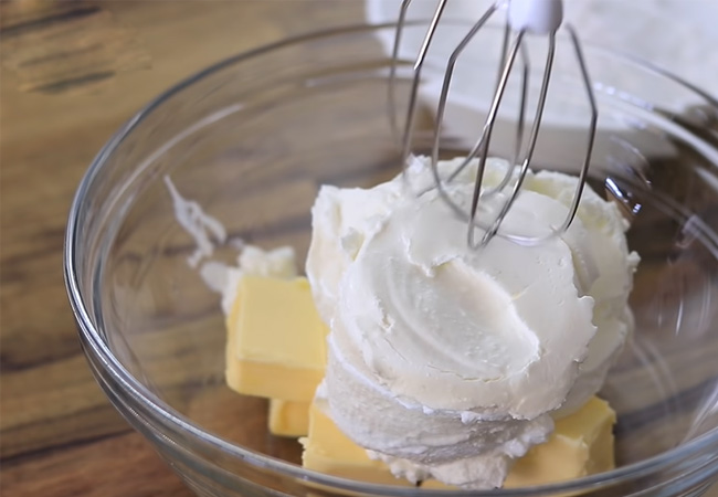 Đánh kem và bơ cho tới khi tạo chóp