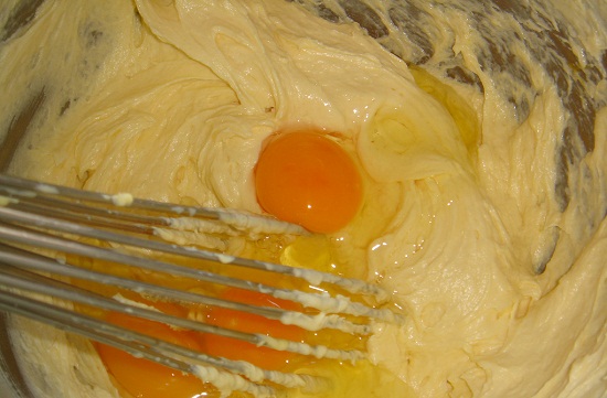 đánh lòng đỏ trứng với bột - cách làm bánh gato