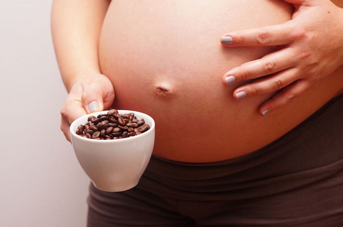 Mặc dù được uống cà phê, nhưng các mẹ bầu cần hạn chế số lượng để tránh làm ảnh hướng đến thai nhi.