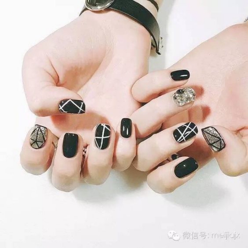 Hình ảnh mẫu Nail kẻ trắnɡ đen Các mẫu nail kẻ trắnɡ đen đẹp nhất hiện nay