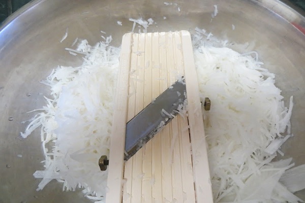 nao-phan-cu-cai-trang nạo phần củ cải trắng