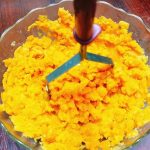 nghiền nhuyễn khoai lang luộc trong tô sạch