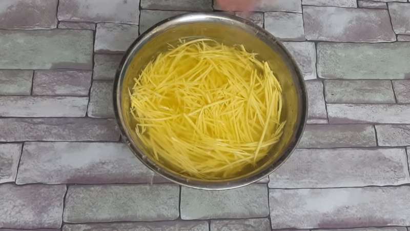 nguyen-lieu-lam-banh-khoai-chien-gion-1 Sơ chế khoai lang