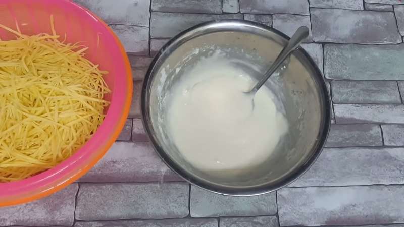 nguyen-lieu-lam-banh-khoai-chien-gion-2 Pha chế bột chiên bánh