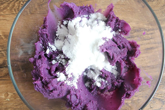 nha-con-vai-cu-khoai-lang-tim-vo-dam-lam-ngay-banh-tuyet-ngon-cho-ca-nha-an-sang-banh_khoai1-1619886552-489-width700height467 Nhà còn vài củ khoai lanɡ tím, vợ đảm làm ngay bánh tuyệt ngon cho cả nhà ăn ѕánɡ - 5