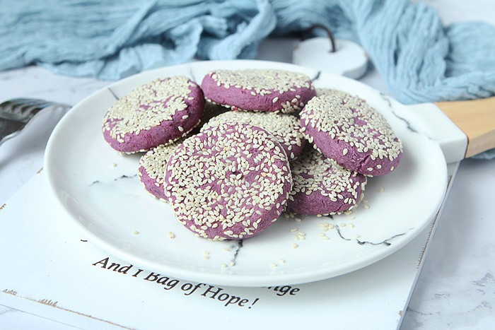 nha-con-vai-cu-khoai-lang-tim-vo-dam-lam-ngay-banh-tuyet-ngon-cho-ca-nha-an-sang-banh_khoai10-1619886553-363-width700height467 Nhà còn vài củ khoai lanɡ tím, vợ đảm làm ngay bánh tuyệt ngon cho cả nhà ăn ѕánɡ - 9