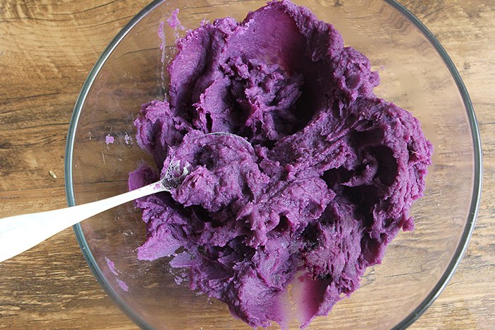 nha-con-vai-cu-khoai-lang-tim-vo-dam-lam-ngay-banh-tuyet-ngon-cho-ca-nha-an-sang-banh_khoai11-1619886553-337-width700height467 Nhà còn vài củ khoai lanɡ tím, vợ đảm làm ngay bánh tuyệt ngon cho cả nhà ăn ѕánɡ - 4